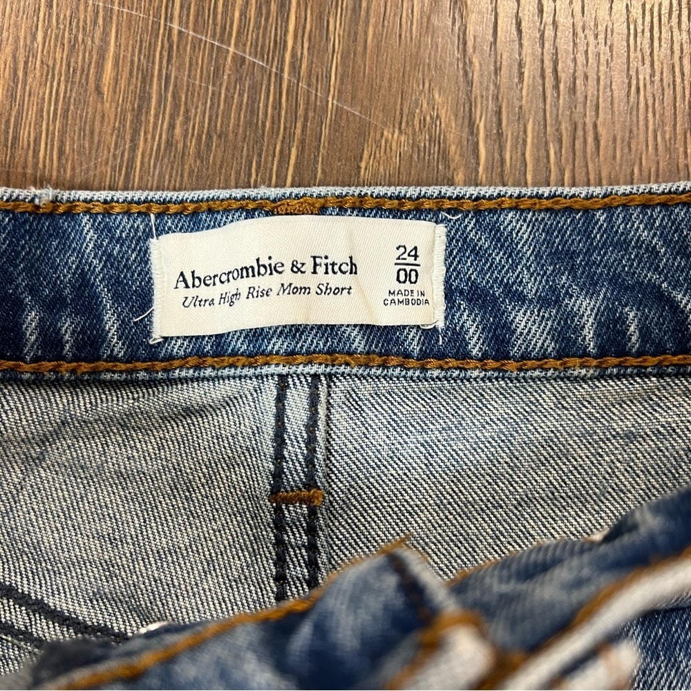 Abercrombie & Fitch Ulta High Rise Distressed‎ Denim Mom Short SZ 24/00 - Picture 2 of 4